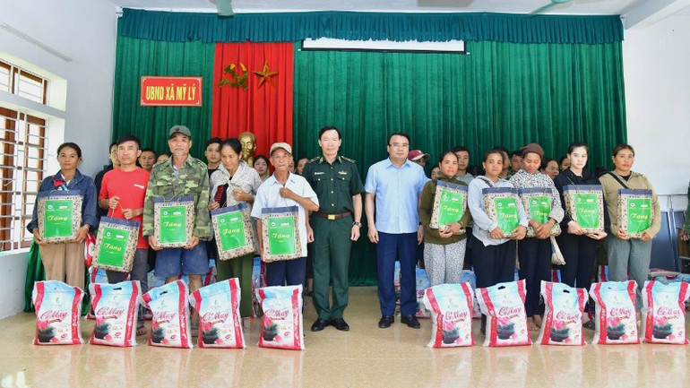 Lãnh đạo Bộ đội Biên phòng tỉnh Nghệ An và đại diện lãnh đạo Ủy ban nhân dân tỉnh Nghệ An trao hỗ trợ cho nhân dân xã Mỹ Lý. z6858140530831-f4799001e76860ee84b1915935be657c-9550.jpg