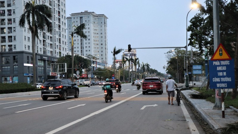 Đến chiều tối 27/8, nhiều cụm đèn tín hiệu giao thông ở các phường trung tâm tỉnh Nghệ An (thành phố Vinh cũ) chưa hoạt động trở lại. img-8338-2-7211.jpg