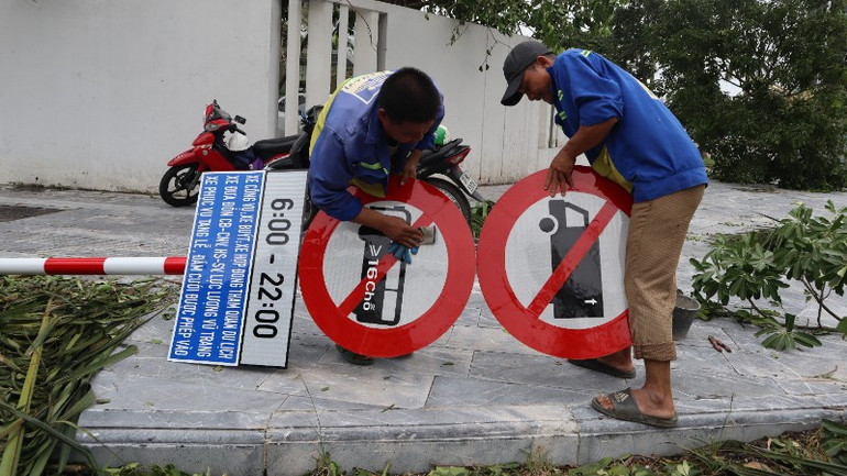 Đội xây lắp, duy tu, kỹ thuật hạ tầng Công ty cổ phần quản lý và phát triển hạ tầng đô thị Vinh thay thế những biển báo giao thông bị hư hỏng. img-8330-4484.jpg