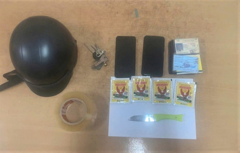 Tang vật thu giữ, gồm: 1 dao nhọn; 4 gói thuốc trừ sâu; 3 điện thoại di động; 1 xe mô-tô và một số vật chứng liên quan. images2026718-82336285796cce32977d4.jpg