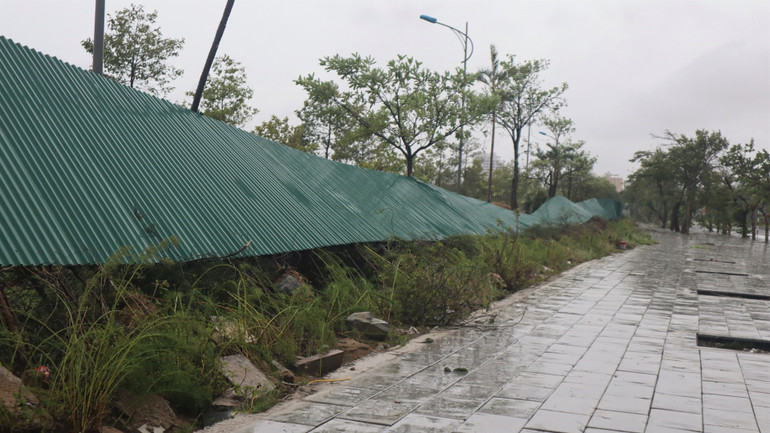 Hệ thống hàng rào bị gió thổi bay. img-8227-7796-907.jpg