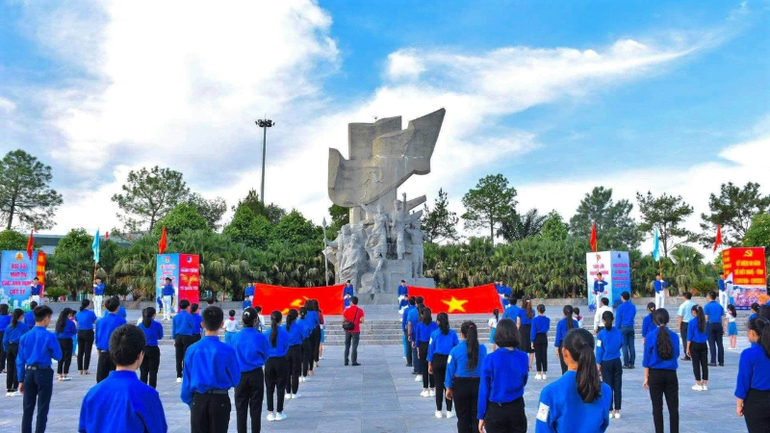 Tượng đài Xô viết Nghệ Tĩnh đặt ở xã Can Lộc, tỉnh Hà Tĩnh. (Ảnh: PHƯỢNG VŨ) aaaaaa-843.png