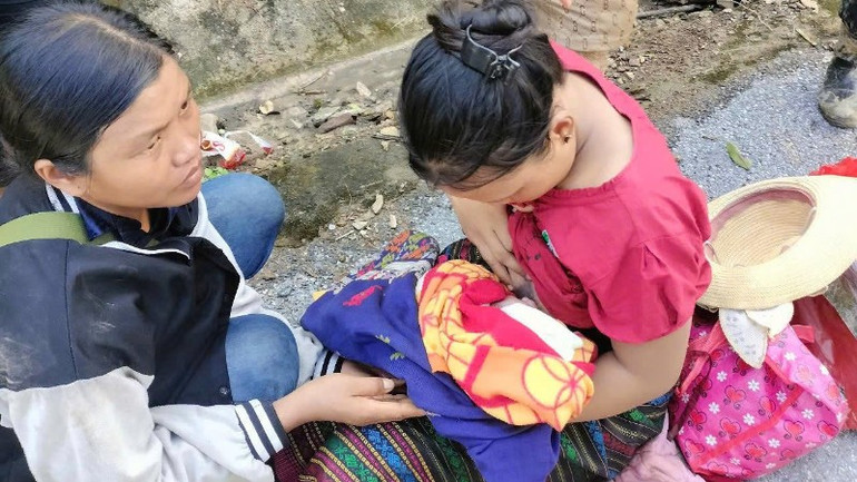 Với sự hỗ trợ của nhân viên y tế, sản phụ Hiền đã hạ sinh thành công bé trai nặng khoảng 3,5kg bằng phương pháp sinh thường. Ảnh: CTV z6852285905933-0d30c83d79859595587a5eabb56bf155-2511.jpg