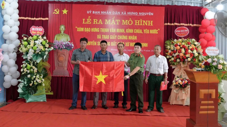 Công an tỉnh Nghệ An trao tặng bà con giáo dân 300 lá cờ Tổ quốc. z6989904560434-5ba4c1146a6ae48abbcef8b6bd2169a9-6114.jpg