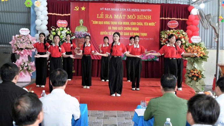 Những tiết mục văn nghệ vui tươi do thanh, thiếu niên Giáo xứ Hưng Thịnh biểu diễn. z6989904542541-32a1e8108fdf286565eb717153acf923-99.jpg