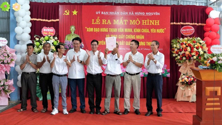 Đại diện cấp ủy, chính quyền trao giấy chứng nhận quyền sử dụng đất Giáo xứ Hưng Thịnh. z6989904555399-8667e1e7c9a015e6f309d1c6ab12834b-2186.jpg