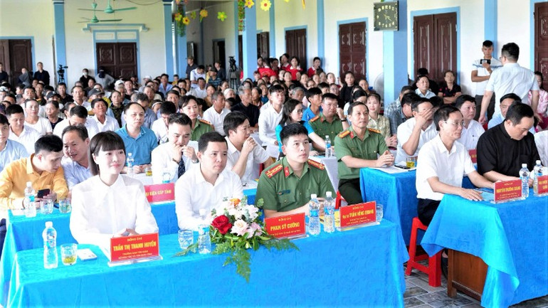 Các đại biểu và đông đảo bà con giáo dân tham dự lễ. z6989904539952-1f816664de0f11ab4e96587675b383fc-7374.jpg