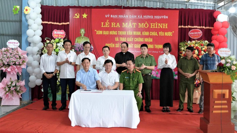 Đại diện Hội đồng mục vụ giáo xứ và trưởng các ban, ngành, đoàn thể đã ký kết biên bản giao ước xây dựng mô hình. z6989904551603-699a9017a30720cda5934b20e23d4187-4131.jpg