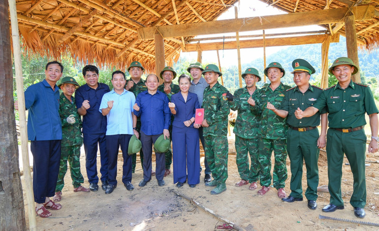 Đoàn công tác tặng quà động viên các tổ thợ xây, các tổ công tác của các lực lượng “cắm bản” giúp đồng bào Đan Lai xây dựng nhà ở. bna-pho-bi-thu-vo-thi-minh-sinh-10-e64bd850da5c1582f8b8a1cb2e62c971.jpg