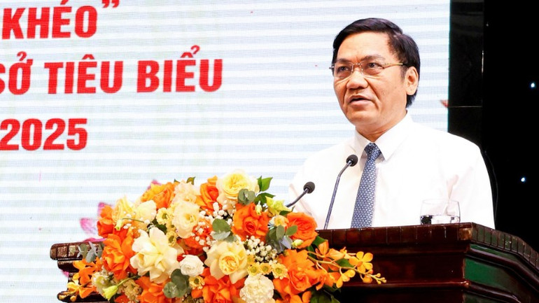 Đồng chí Hoàng Nghĩa Hiếu, Phó Bí thư Tỉnh ủy Nghệ An phát biểu tại hội nghị. (Ảnh: KIM OANH) dc-hieu-4252.jpg