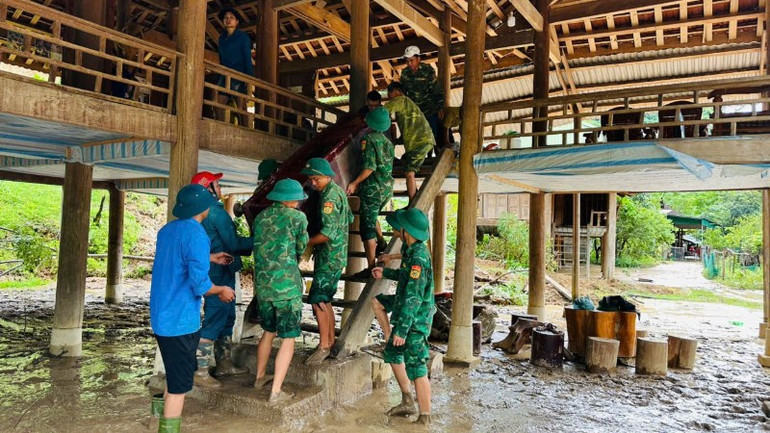 Cán bộ, chiến sĩ Đồn Biên phòng Tam Quang giúp nhân dân di chuyển tài sản đến nơi an toàn. anh-13-1432.jpg