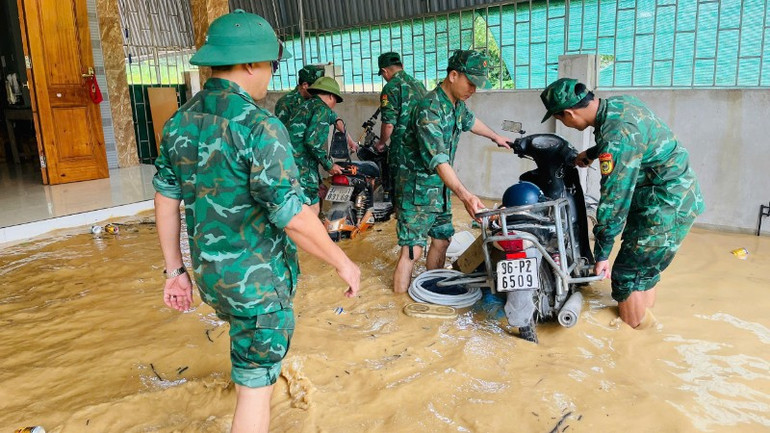 Lực lượng vũ trang hỗ trợ nhân dân sơ tán, di chuyển tài sản ra khỏi vùng nguy hiểm. anh-15-6088.jpg