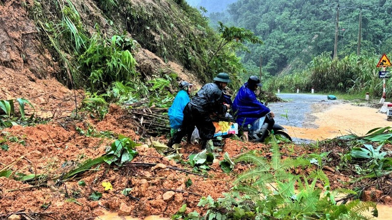 Mưa lũ gây ách tắc giao thông trên địa bàn xã Nhôn Mai. anh-2-1-175.jpg