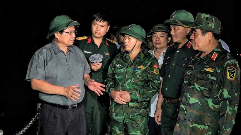 Thủ tướng Chính phủ kiểm tra công tác phòng, chống bão số 5 tại cảng Cửa Lò và bến neo đậu tàu thuyền Nghi Quang, tỉnh Nghệ An. z6940460928887-9e6b6b8890a20ff56e01bb26f8d6f3c3-6268-981.jpg