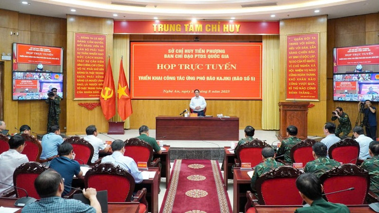Quang cảnh cuộc họp tại Sở Chỉ huy tiền phương đặt ở tỉnh Nghệ An. z6940168769291-be6345948081414d338027fec4d415f4-666.jpg