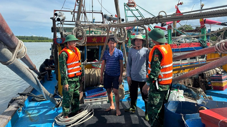 Để ứng phó với bão số 5, Ban Chỉ huy Bộ đội Biên phòng tỉnh Nghệ An đã thường trực 1.500 cán bộ chiến sĩ cùng hàng chục phương tiện các loại sẵn sàng thực hiện nhiệm vụ. z6940229278969-b4f7cd1dafcdaebc33beb6d08fe61c5c-3465.jpg