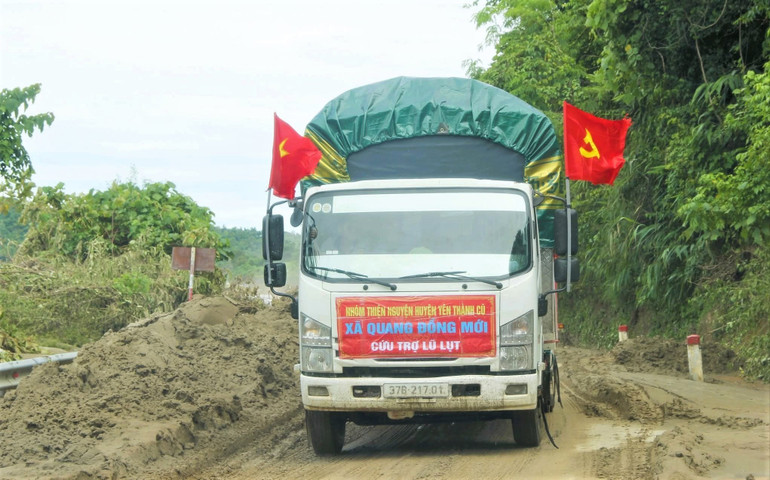 Những chuyến xe chở hàng cứu trợ hướng về các xã miền tây Nghệ An. Nguồn: Đoàn Thanh niên Tương Dương 523870370-2617390295262812-6867376539684408177-n.jpg