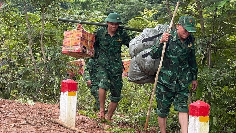 Cán bộ, chiến sĩ Bộ đội Biên phòng tỉnh Nghệ An tìm cách tiếp tế thực phẩm cho nhân dân ở các thôn, bản bị cô lập, chia cắt. 525707869-3942366459241424-3854258189173272286-n-7512.jpg