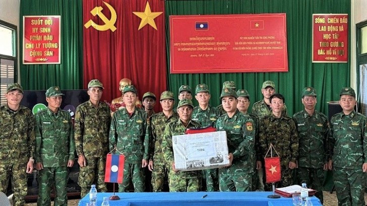 Đồn Biên phòng Na Ngoi (Bộ đội Biên phòng Nghệ An) tặng quà Đại đội Biên phòng 224, Bộ Chỉ huy Quân sự tỉnh Xiêng Khoảng (Lào), tổ chức tuần tra song phương biên giới. image-43-6349-5143.jpg