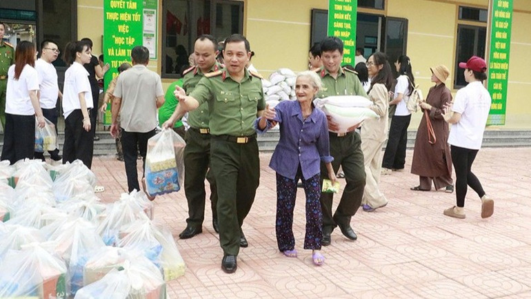 Đoàn công tác tặng quà bà con nhân dân xã Tân Kỳ. (Ảnh: CÔNG AN NGHỆ AN) images2046645-8-2255.jpg