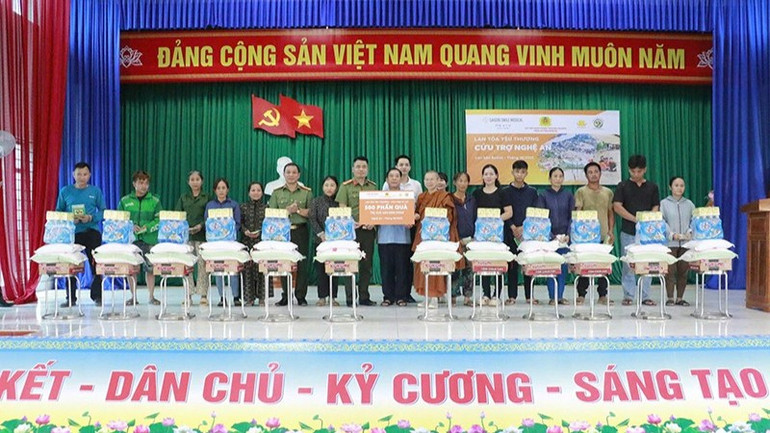 Đoàn công tác tặng quà bà con nhân dân xã Tân An. (Ảnh: CÔNG AN NGHỆ AN) images2046638-2-3969.jpg