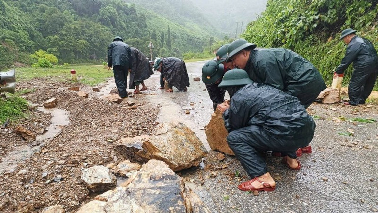 Cán bộ, chiến sĩ Đồn Biên phòng Nhôn Mai vận chuyển nhiều khối đất, đá rơi xuống đường gây cản trở giao thông trên tuyến quốc lộ 16. bna-anh-4-8918.jpg