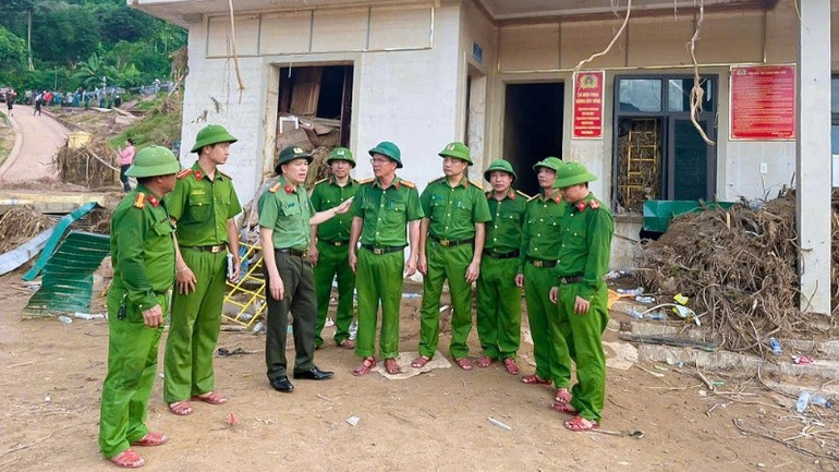 Đại tá Trần Hồng Quang, Phó Giám đốc Công an tỉnh Nghệ An khảo sát tình hình tại trụ sở Công an xã Mỹ Lý, ghi nhận những nỗ lực không biết mệt mỏi của cán bộ, chiến sĩ Công an xã trong phòng, chống bão lũ. images2031922-05-9922.jpg