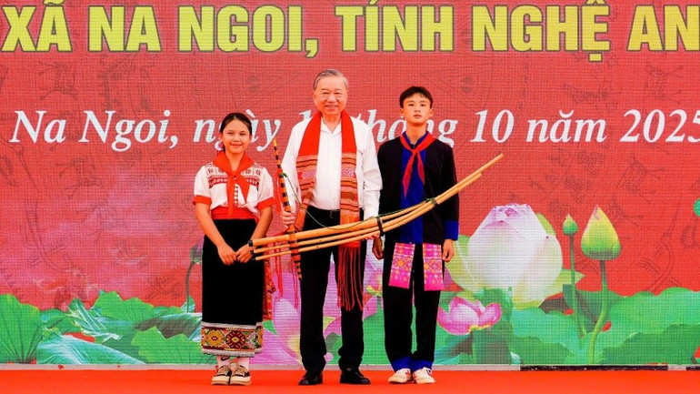 Các em học sinh tặng quà lưu niệm cho Tổng Bí thư Tô Lâm. cong-trinh-cua-niem-tin-khat-vong-cua-tinh-dang-nghia-dong-bao-n11-1750.jpg