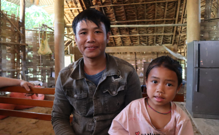 Đảng viên trẻ Lê Văn Ngoan và con gái. (Ảnh: TTH) img-7366-7823.jpg