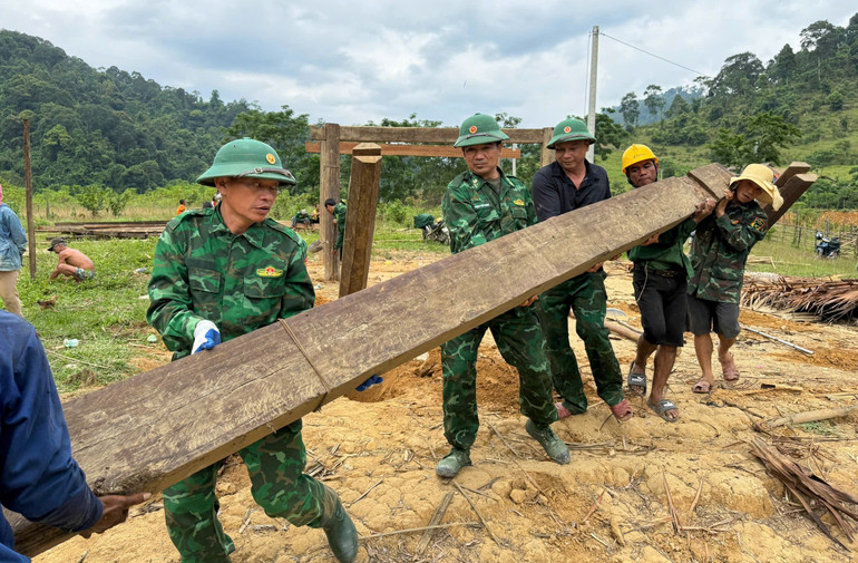 Lực lượng Bộ đội Biên phòng đóng chân trên địa bàn xã Môn Sơn hỗ trợ các hộ dân Đan Lai tháo dỡ nhà cũ. anh-2-okjbefhvev.jpg