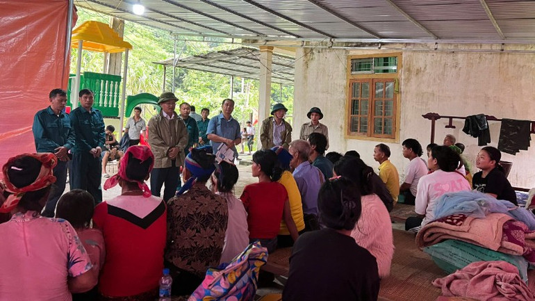 Người dân được hỗ trợ di chuyển đến lán tạm. z6827155144640-038d525f6071c2ed57a903ff9574c7ec-9267.jpg