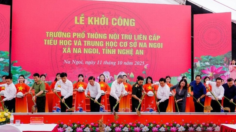 Tổng Bí thư Tô Lâm cùng các đồng chí lãnh đạo Đảng, Nhà nước, bộ, ngành Trung ương, tỉnh Nghệ An thực hiện nghi thức khởi công xây dựng. tl-7893.jpg