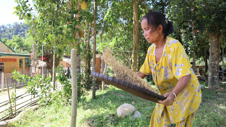 Cuộc sống bà con tộc người Đan Lai đang dần tốt lên. img-7265-2-4288.jpg