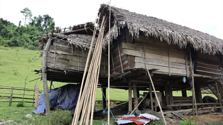 Ngôi nhà tranh cũ của gia đình anh Lương Văn Dần ở bản Cò Phạt. img-7993-2-2679.jpg