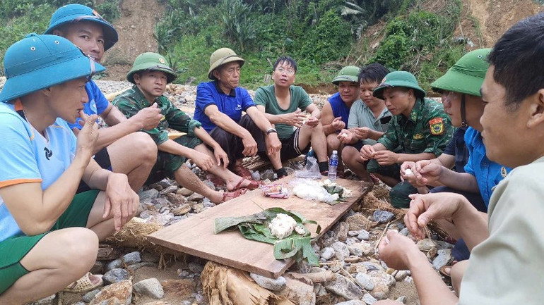 Những bữa cơm vội của "lực lượng tại chỗ" xã Nhôn Mai trong những ngày "chiến đấu" với mưa lũ. 524115297-724750970324784-5859632779707763898-n-5726.jpg
