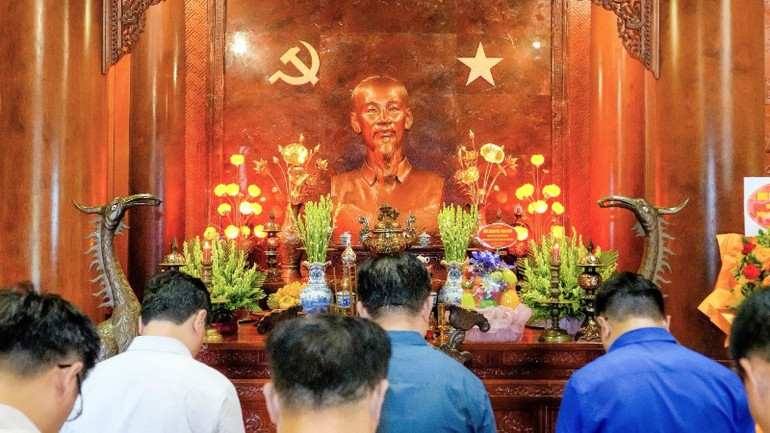 Đồng chí Nguyễn Trọng Nghĩa và đoàn đại biểu tưởng nhớ, bày tỏ lòng thành kính và biết ơn vô hạn công lao to lớn đối với Chủ tịch Hồ Chí Minh. z6807585022847-a4ab2bc102862fccb6b7557de81a30aa-5035.jpg