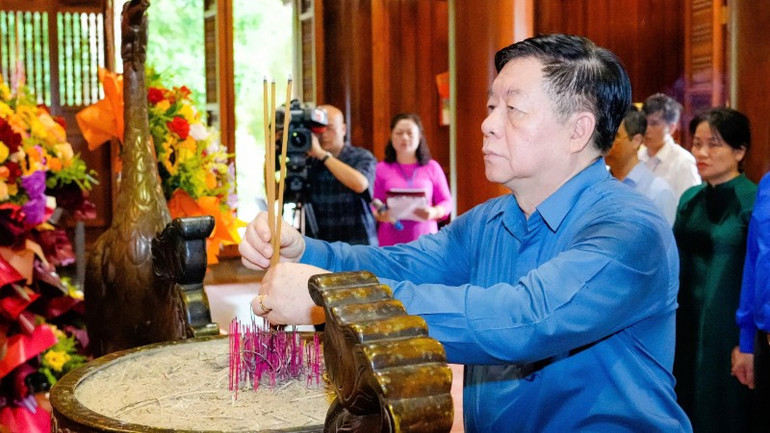 Đồng chí Nguyễn Trọng Nghĩa và đoàn đại biểu dâng hương lên Anh linh của Chủ tịch Hồ Chí Minh. z6807585022843-f025d8f505c392900efdf75c12e2395b-20.jpg