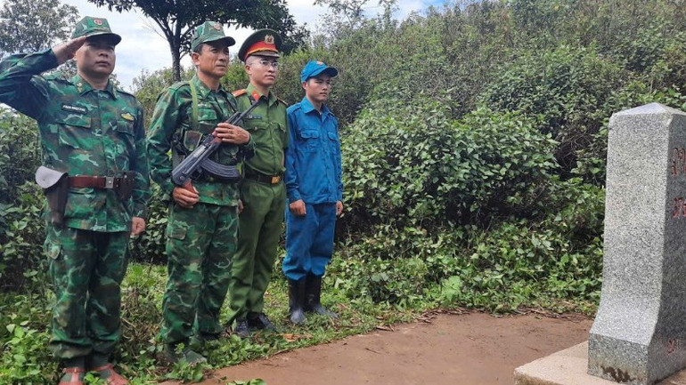 Patrol team protects border markers and clears the border section through Huoi Moi village. (Photo: TIEN DONG) tho-ba-cuahuoi-moinghe-anhoang-lam-11jpg-1762142657976-2716.jpg