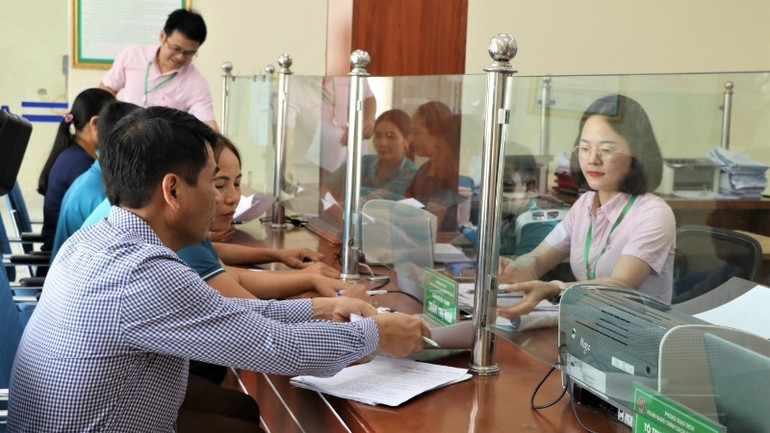 Tuan Duong dan istrinya pergi ke bank untuk menyelesaikan prosedur pencairan pinjaman istimewa dari Dukungan Kredit Khusus untuk pelajar STEM. img-2957ok-3823-7688-6387.jpg