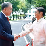 Tổng thống Philippines Ferdinand Romualdez Marcos Jr. đón Tổng Bí thư, Chủ tịch nước Tô Lâm. (Ảnh: TTXVN)