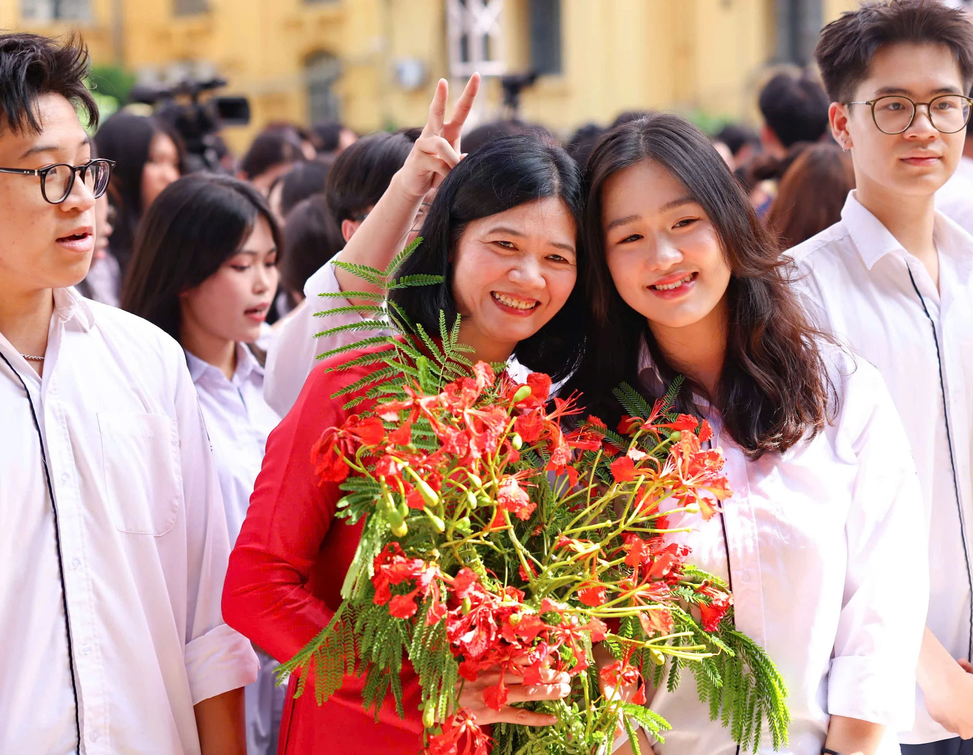 [Ảnh] Học trò lớp 12 chia tay trong lễ bế giảng, chuẩn bị bước vào hành trình mới