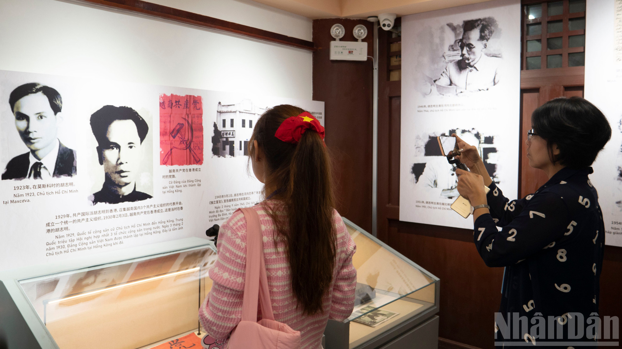 Du khách tìm hiểu thông tin và kỷ vật ghi dấu chân hoạt động của Chủ tịch Hồ Chí Minh.