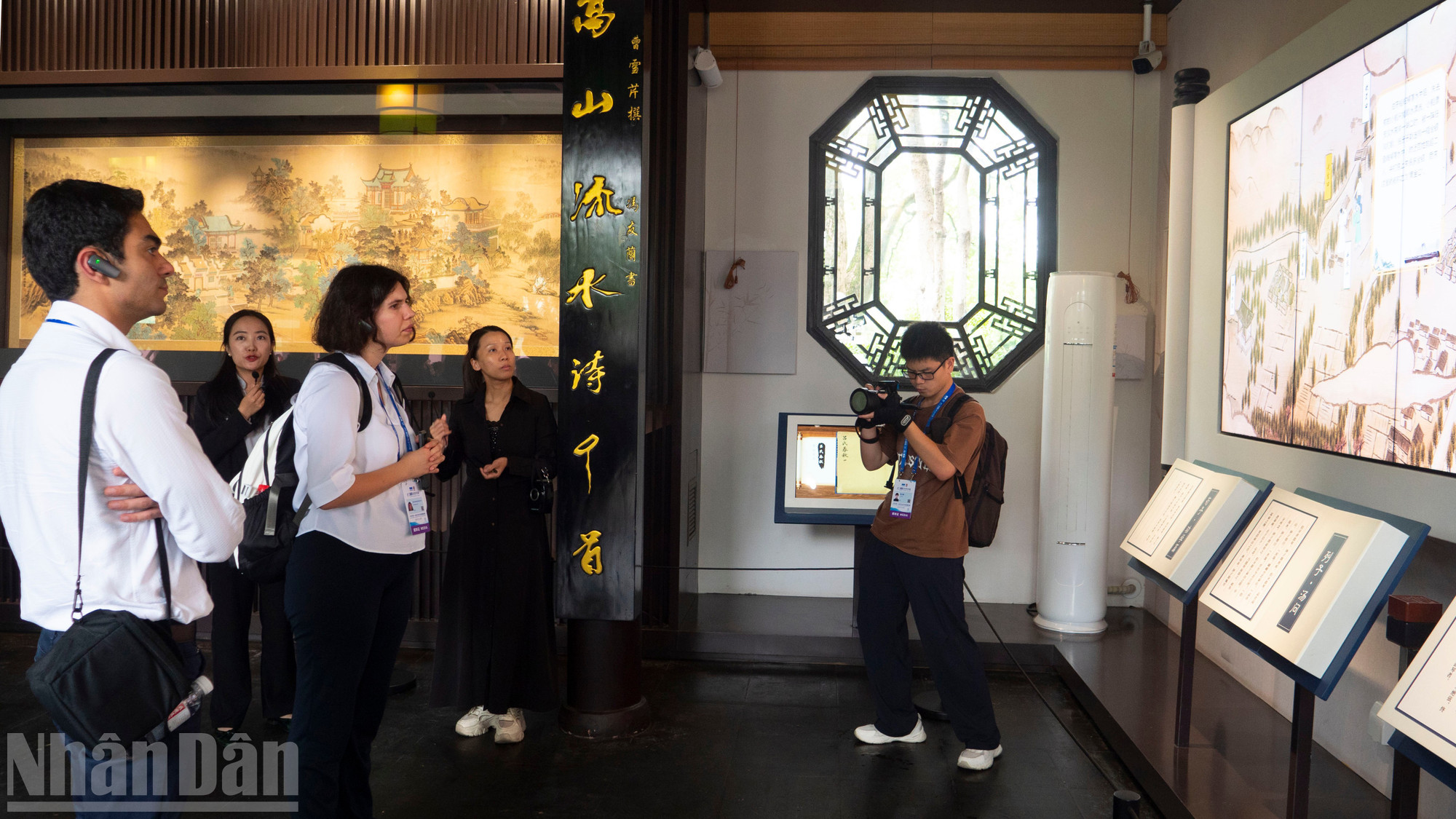 Du khách tìm hiểu giai thoại "Tri âm cao sơn lưu thủy" Bá Nha-Tử Kỳ.