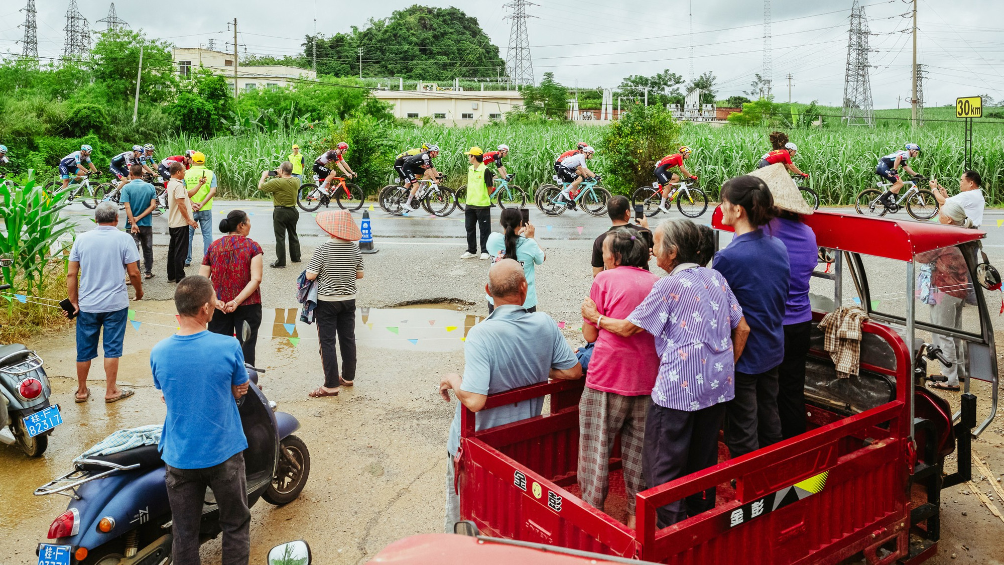 Người dân địa phương đứng bên đường xem và cổ vũ giải đua xe đạp đường trường thế giới UCI Quảng Tây 2025. anh-03-360605226162642.jpg