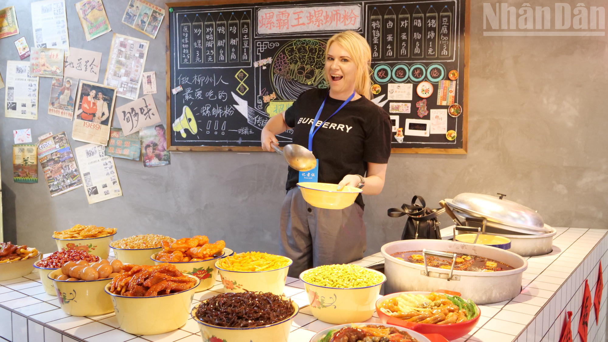 Du khách nước ngoài trải nghiệm không gian văn hóa bún ốc Liễu Châu.