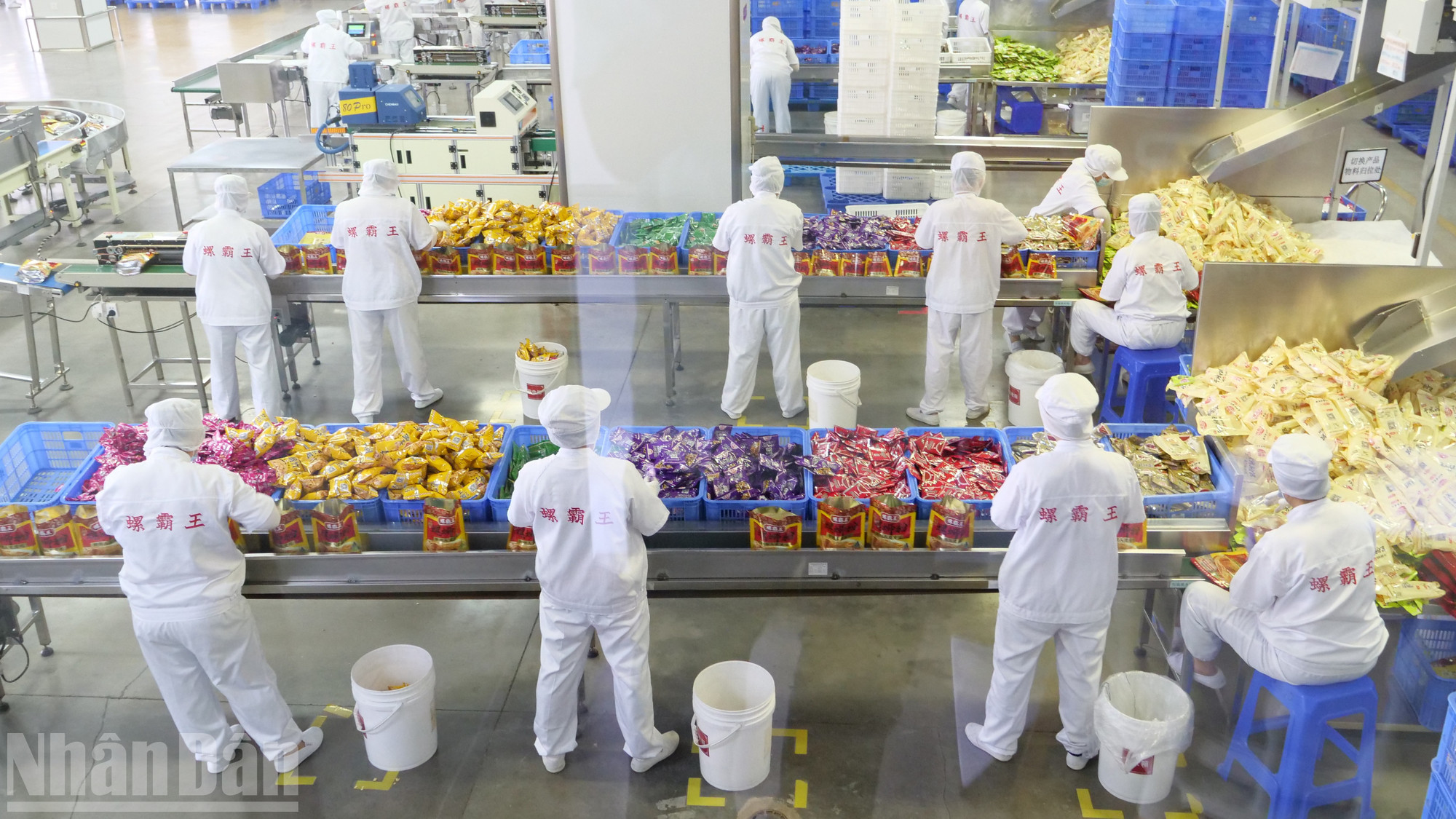 Arbeiter sortieren und verpacken Instant-Fadennudeln und -Schnecken im Industriepark für die Produktion und Verarbeitung von Instant-Fadennudeln und -Schnecken in der Stadt Liuzhou. ndo_bl_a05-p2329084.jpg