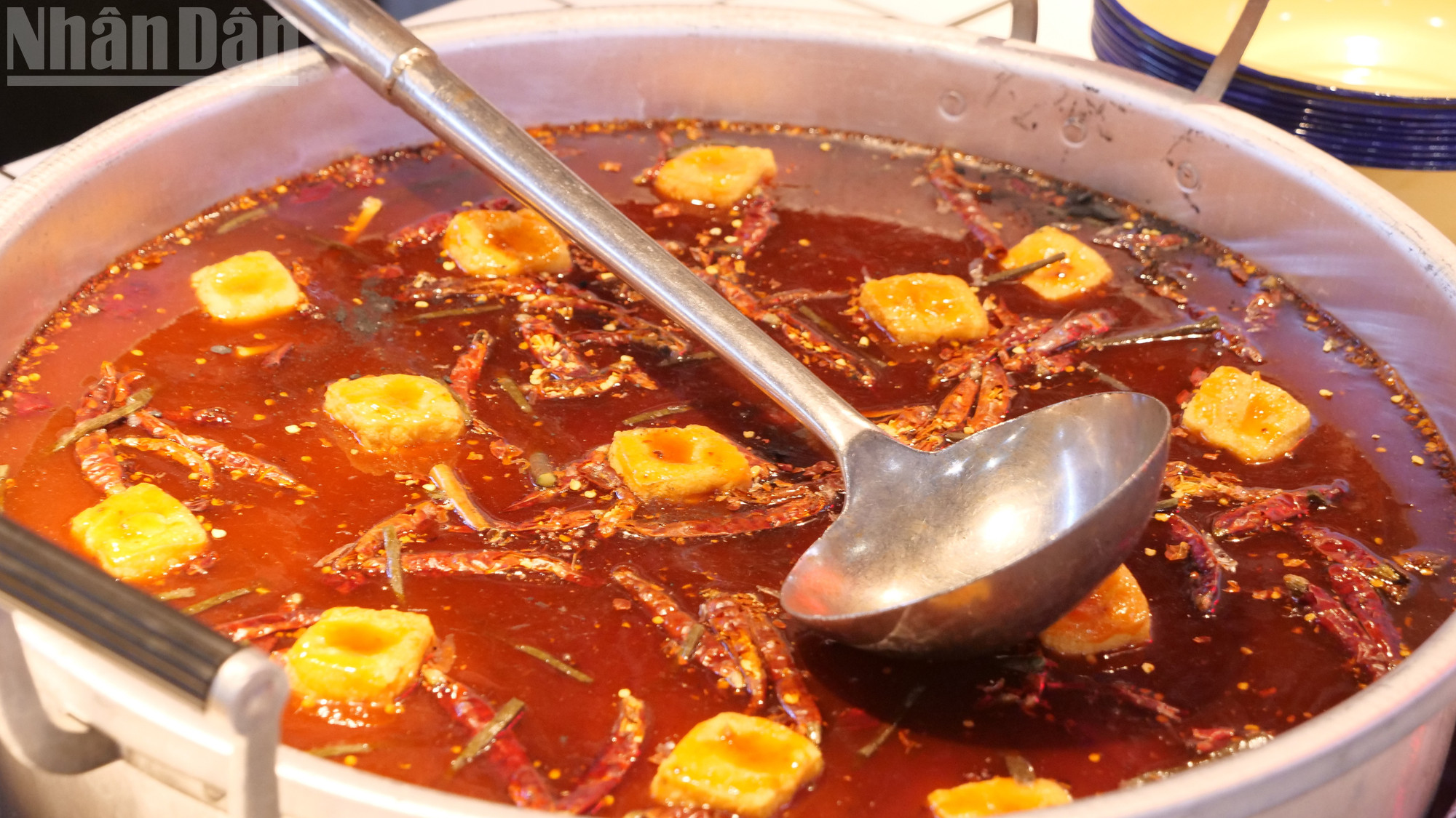 Die fünf Geschmacksrichtungen der Liuzhou-Schneckennudelsuppe sind frische Bambussprossen, die fermentiert und eingelegt werden; weiche Reisnudeln, die von Hand aus Reis hergestellt werden; Gewürze, die mit mehr als 20 traditionellen Zutaten gemischt werden; scharfes Chiliöl und heiße Brühe aus Schnecken. ndo_tl_a09-p2328874.jpg