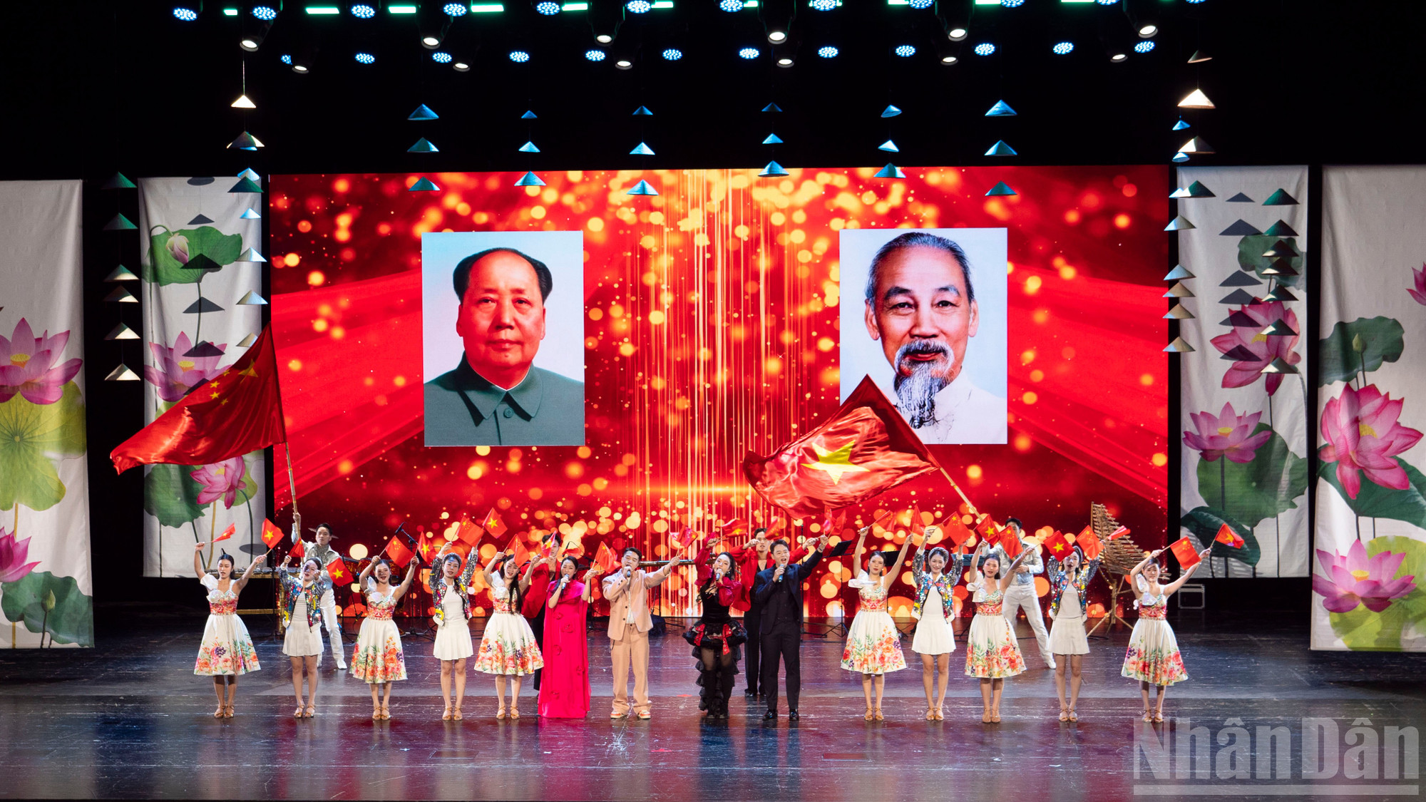 Các nghệ sĩ hát bài Việt Nam-Trung Hoa.