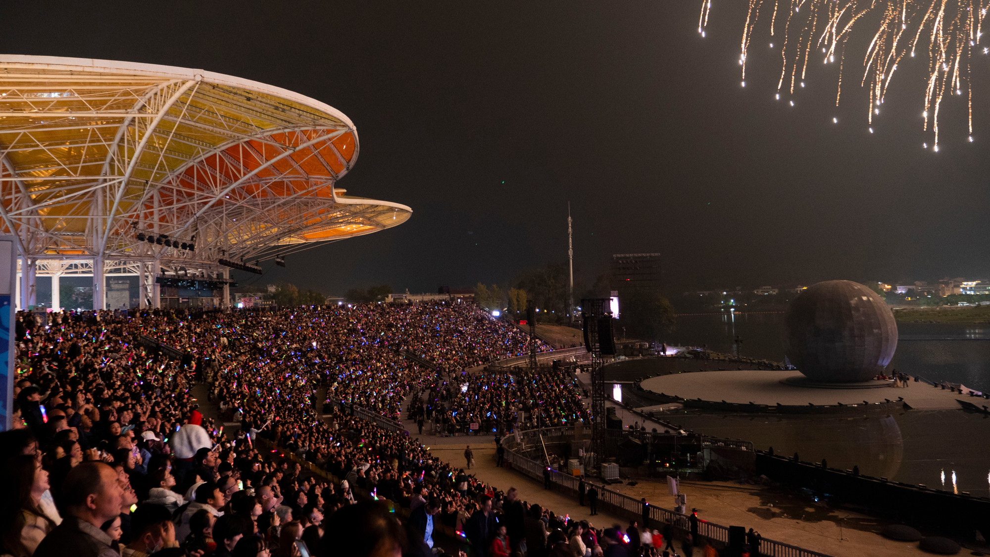 Het openluchttheater in de stad Liuyang, met een capaciteit van meer dan 9.000 mensen, zat vol. a02-p2427754-1.jpg