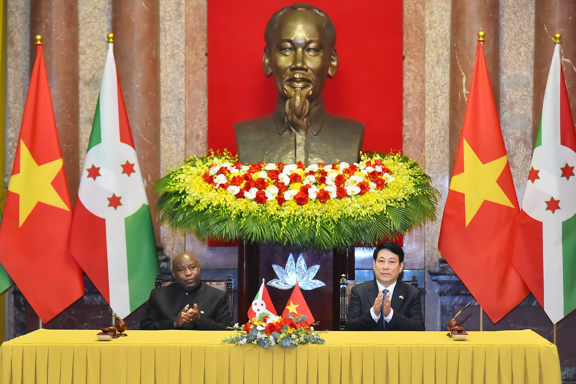 Ngay sau buổi hội đàm giữa hai nhà lãnh đạo, Chủ tịch nước Lương Cường và Tổng thống Burundi Évariste Ndayishimiye chứng kiến Lễ ký văn kiện hợp tác giữa hai nước Việt Nam-Burundi.